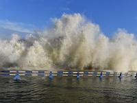 观海追风②| 澳门路海边镜头：浪高10余米冲上栈道，仍有人涉险穿行 