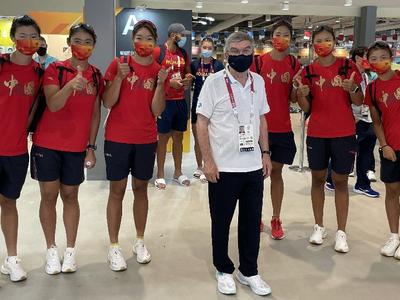 青岛籍赛艇名将江燕已抵达东京，与队友偶遇国际奥委会主席巴赫