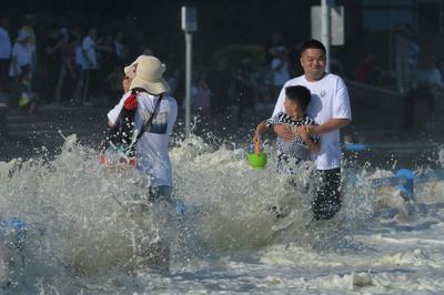 观海追风②| 澳门路海边镜头：浪高10余米冲上栈道，仍有人涉险穿行 