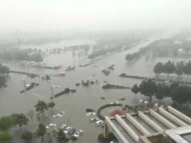 郑州暴雨引发的洪涝和次生灾害已致51人遇难，直接经济损失655亿元