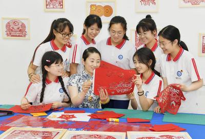 平度市技师学院师生：红色剪纸表初心，紧跟党走颂祖国