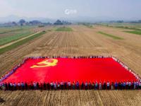 600平方米巨幅党旗在田野展开！100多名驻村第一书记这样为党庆生