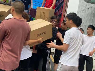 “42小时没合眼、没吃饭”——青岛城市学院热血青年雨中奔赴郑州志愿救灾