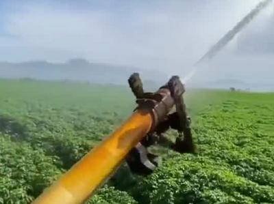 高射水炮浇地，无人机撒农药……网友：又骗我种地