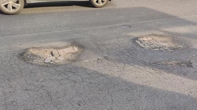 记者在现场| 公交车港湾出现“大坑” 车辆颠簸乘客“受苦”