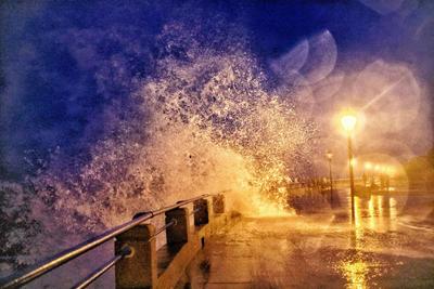 “烟花”散去，夜观巨浪，堪比海洋大片！