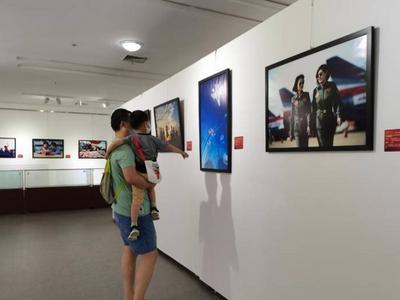 “永远跟党走”庆祝建党100周年红色影像大型摄影展在崂山美术馆开幕 