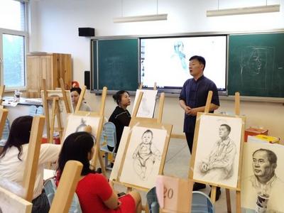 要把美术教育走向美育教育，市南区中小学美术教师专业技能培训暑期进行
