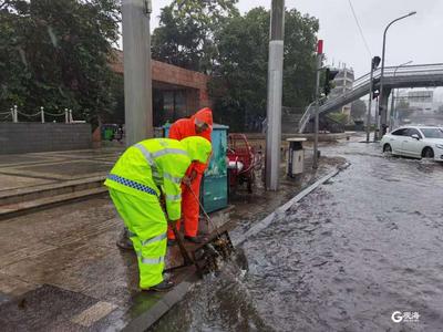 直击“烟花”现场：他们为市北筑起防汛一线安全网