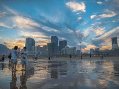 傍晚时分，石老人浴场的晚霞温柔治愈！|云游青岛