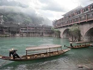 湖南湘西凤凰古城、芙蓉镇等景区暂停接待游客