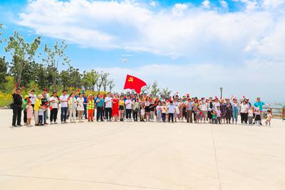 沙画、轮滑、红歌联唱……实拍快闪《江山》的台前幕后