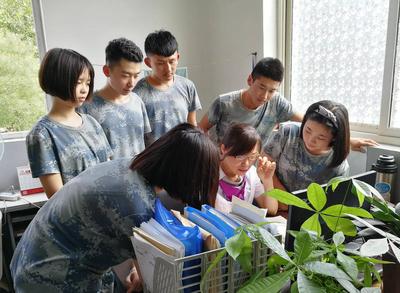 学生突发癫痫！胶州一中学女教师将手塞其嘴里防咬舌，手指缝合两针经治疗已愈合