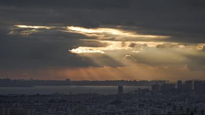 霞光穿过云层洒向大海！实拍青岛绝美日落