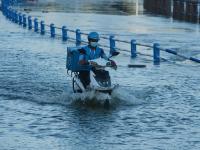 观海追风②| 澳门路海边镜头：浪高10余米冲上栈道，仍有人涉险穿行 