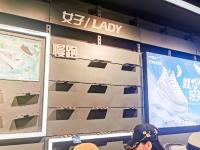 实拍青岛鸿星尔克实体店：“疯狂购物”刷爆银行卡，货架抢空宛如“清仓现场”