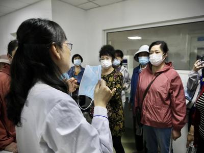 国家卫健委：处于人员密集的露天广场、公园等室外场所时也需要佩戴口罩