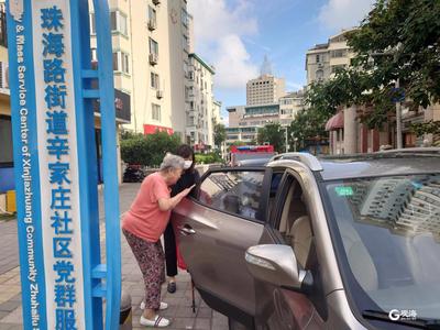 为行动不便老人接种疫苗提供便利 这里成立了一支特殊的“乘务组”