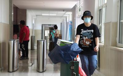青岛农业大学平度校区迎来省内新生，志愿者和摆渡车协助搬运行李