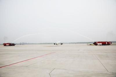 最高礼仪“水门”迎接！胶东国际机场“首落”航班现场画面|启航胶东②