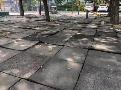 记者在现场|橡胶地砖变形 小区健身区成了“无人区”