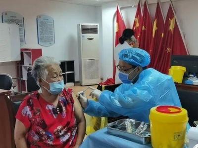 为行动不便老人提供上门服务，青岛这个街道个性化服务，方便老年人接种疫苗