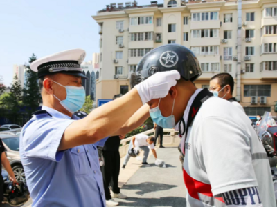 保驾安全！李沧为外卖小哥带上头盔