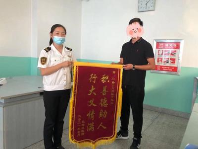 为老人穿鞋、帮找走失老人、扶起倒地大树……青岛好司机用行动擦亮文明窗口