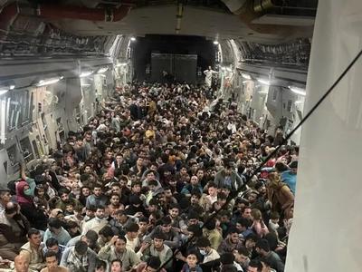 美军更正“超载”C-17运输机上乘客人数：不是640，是823！