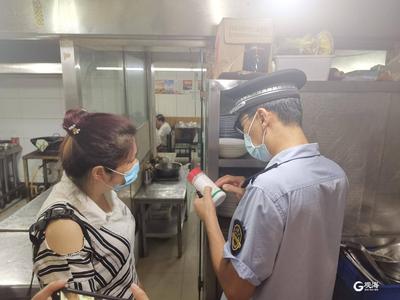 蟑螂在调味瓶上放肆爬，市南市场监管局直击餐馆后厨发现问题