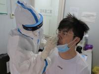 实拍核酸检测：市民表情各异