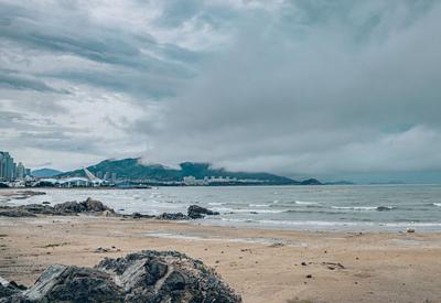 骤雨暂歇！来看看青岛海滨的奇幻天空