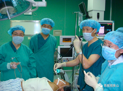 白衣做战袍，生命赴使命！致“新时代最可爱的人”：节日快乐，辛苦了，谢谢！