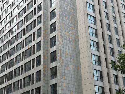 记者在现场ￜ写字楼外立面变“花脸”  市民盼“美容”