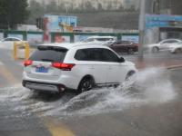 今日大雨实拍：部分地铁站公交站有积水