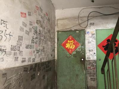 记者在现场|无名小区小广告治理难  