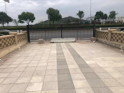 记者在现场|白泥地公园南门长期封闭 多走冤枉路遭游客吐槽