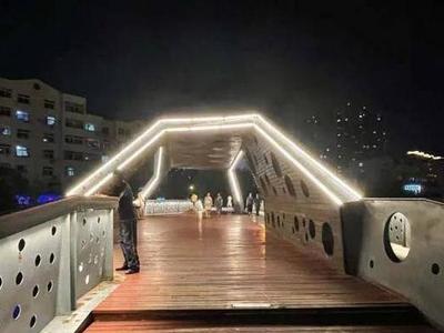 华灯重新亮起！李沧区修整滨河路观崂路交叉口处折线桥