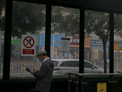 今日大雨实拍：部分地铁站公交站有积水