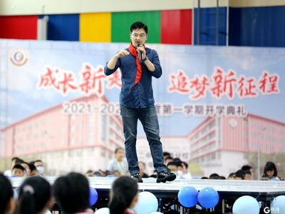 青岛二中院士港分校邀请国家深潜英雄与孩子们一同开启新学年