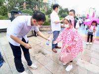 开学首日“元气满满”：书本、乐器、雨具…...有的学生带了六个包