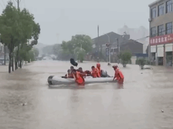 急需救援！湖北多地遭遇强降雨，路边店铺受灾洪水快淹到二楼