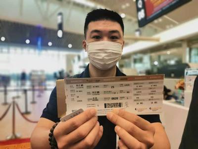 首趟地铁、首位乘客、首个航班！现场实拍多图来了|启航胶东①