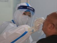 实拍核酸检测：市民表情各异