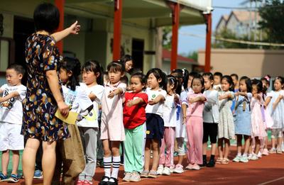 结合疫情防控安排错时返校，秋季学期各校报到时间有调整