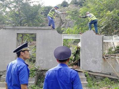 青岛“重拳”整治山头公园违建，这里400平方米违法建筑被拆除