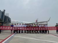 最高礼仪“水门”迎接！胶东国际机场“首落”航班现场画面|启航胶东②