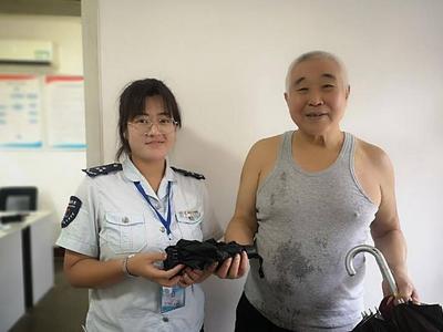 递毛巾、送雨伞、擦车窗……青岛公交车上，这一幕幕真暖心