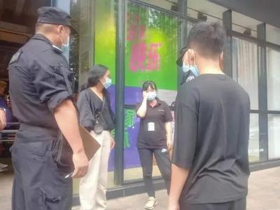 云南一农民工带孩子买衣服被侮辱歧视，耐克道歉：涉事员工已离职