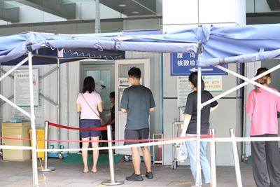 实拍核酸检测：市民表情各异